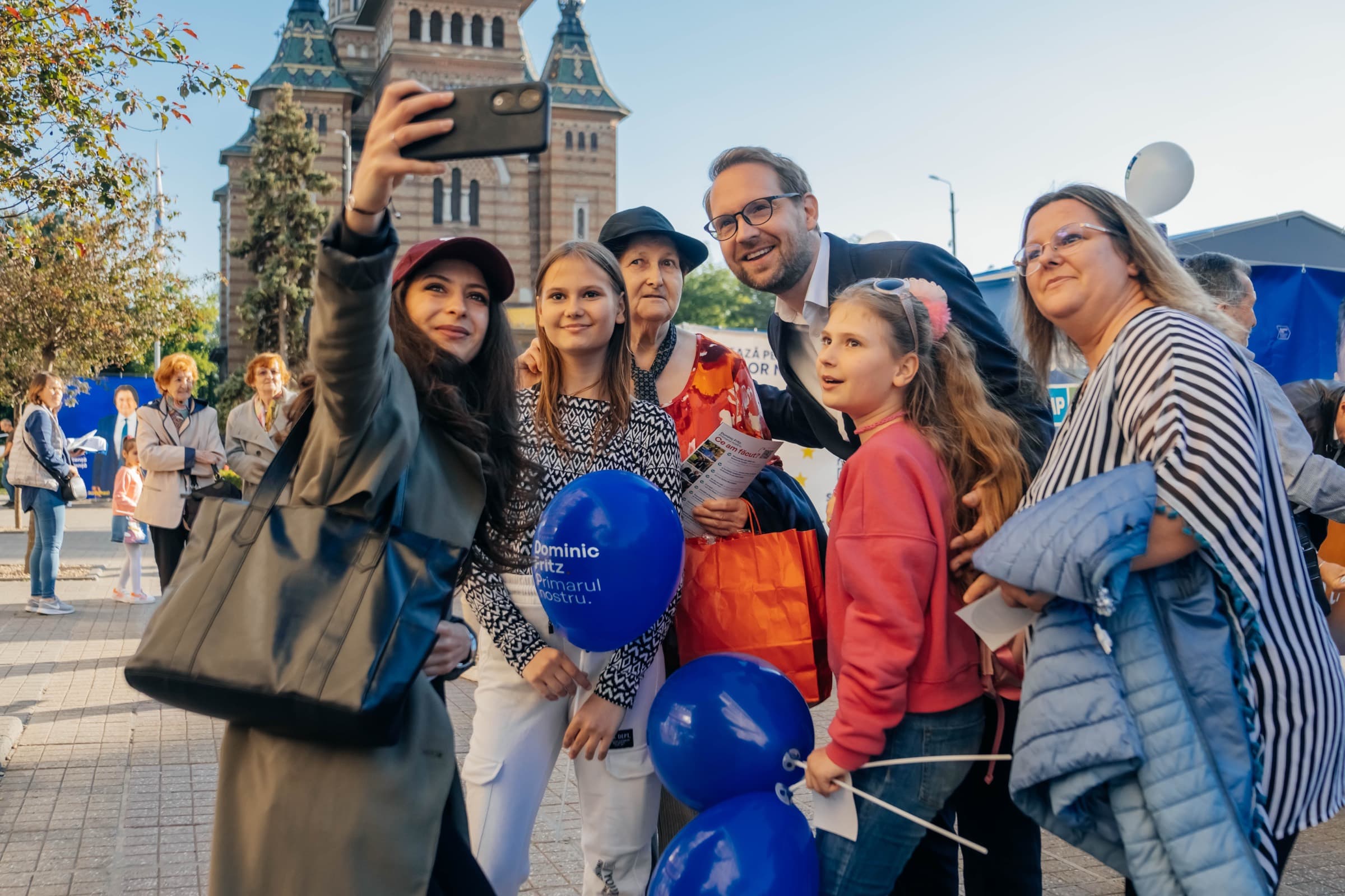 Dominic Fritz și timișoreni fac un selfie în fața Catedralei Mitropolitane din Timișoara